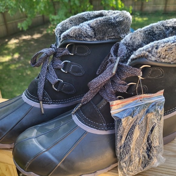 Black Sporto Defrost boots.  New and in the box.  Size 11 with extra laces. - Picture 5 of 5